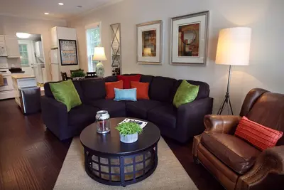 Image de Jefferson Red Door. . . . Charmante maison rénovée à Midtown