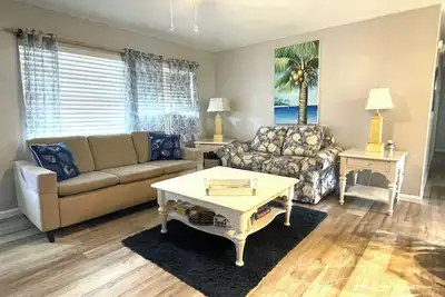 Image de Promotions d'automne! ! 5 chambres 2 salles de bain - minutes de la plage!