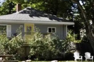 Image de \"Otter Cliff Cottage\" à quelques pas d'Otter Cove