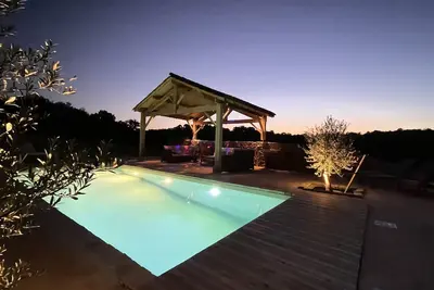 Image de Ferme restaurée avec piscine chauffée privée, belles vues, intimité et comfort.