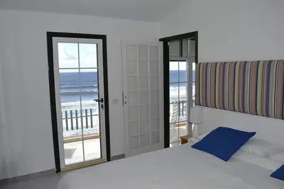 Image de Un appartement en bord de mer avec vue et bien plus encore