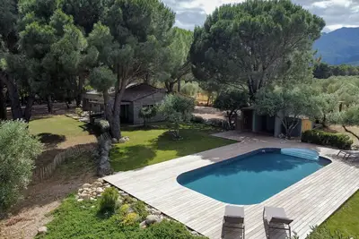 Image de Villa en pierre climatisée avec piscine chauffée + place de parking centre ville