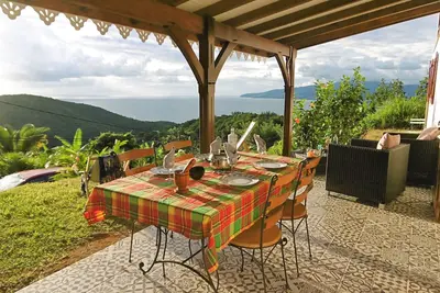 Image de 2 pièces Rez-de-jardin avec vue sur la mer des Caraïbes