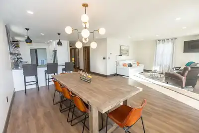 Image de The Loft on Birch, Downtown Walla Walla, élégant condo industriel moderne