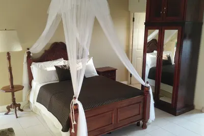 Image de Ocho Rios moderne studio indépendant avec piscine, câble, télévision à écran Led, Internet rapide.