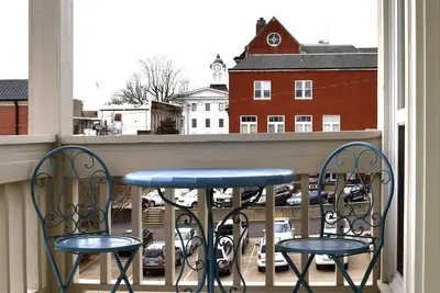 Image de Maison de ville récemment rénovée avec vue sur la place, 4br / 3ba et parking privé