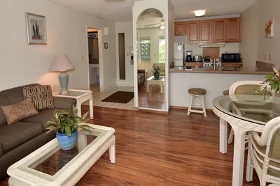 Image de Plantation Hale avec cuisine, entièrement rénové, à pied de la plage. Parking gratuit