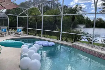 Image de Récemment réaménagé! ~ Piscine privée ~ 8 km de Disney ~ Sea World