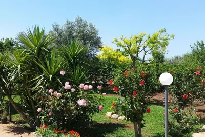 Image de Villa Cristina avec jardin et beaucoup de verdure.