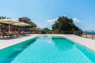 Image de Villa 2 ch, animaux acceptés en Messénie avec vue mer. Familial et calme.