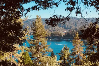 Image de Cabine Avec Vue Sur Le Lac À Couper Le Pass