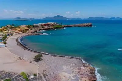 Image de Vues à couper le souffle! Maison près de la plage, des boutiques, des restaurants, des pubs locaux et de la marina! !