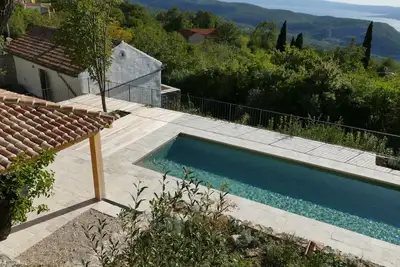 Image de maison en pierre élégamment rénovée avec confort, vue mer, piscine et grand jardin