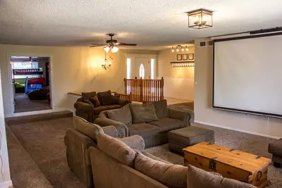 Image de Salle de jeux - Écran de cinéma de 120 po - 30 couchages et plus - Parc et sentiers de randonnée sur les lacs!