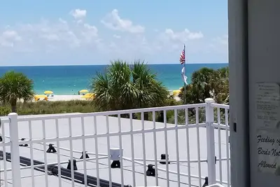 Image de 2 chambres avec un pont privé donnant sur le golfe du Mexique