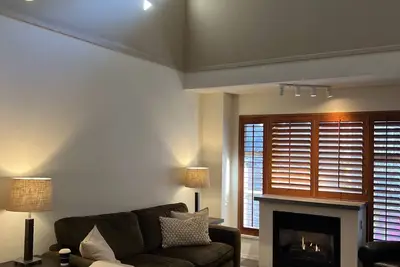 Image de Whistler 'Glacier Lodge' 3 Chambre, ski in / out condo Upper Village