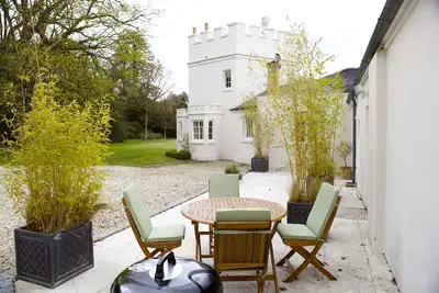 Image de Bâtiment d'époque avec vue sur la mer