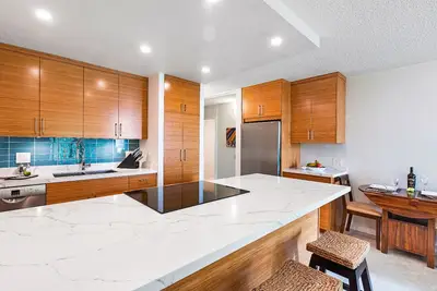 Image de Vues sur l'océan! Juste remodelé! Parure de lit King de luxe! Immeuble calme à l'étage supérieur!