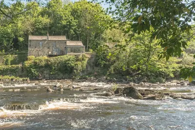 Image de Un chalet privé Dales avec vue fabuleuse sur la cascade dans le charmant château de Barnard