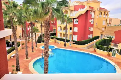 Image de Appartement spacieux de 3 chambres et 2 salles de bains - Complexe de Puerto Marina avec vue sur la piscine