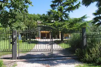 Image de App. Margherita avec -immerso piscine dans le vert pour passer des vacances reposantes