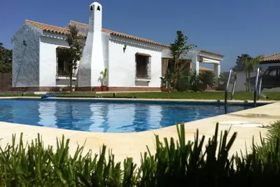 Image de Grande villa avec piscine, à côté de la ville et des plages, idéale pour les familles.
