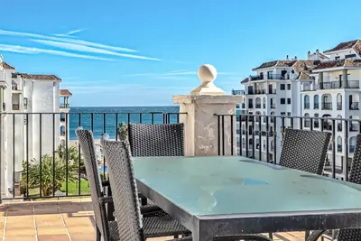 Image de Location \"les pieds dans l'eau\": laissez-vous charmer par le port de la Duquesa