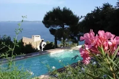 Image de Villa + piscine la plage à vos Pieds face à Presqu'ile de Giens / Porquerolles