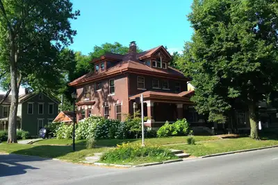 Image de Séjournez dans une maison historique dans le meilleur quartier de Fort Wayne - West Central!