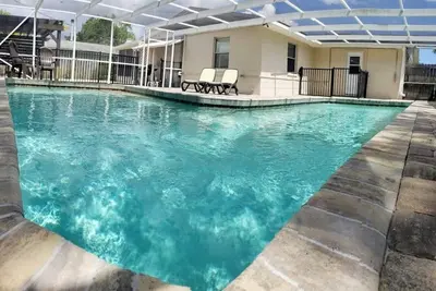 Image de Belle maison moderne spacieuse à proximité du centre-ville et de la plage! Idéal pour les groupes!