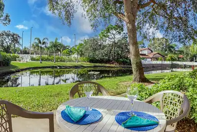 Image de Vue fabuleuse sur la piscine / l'étang! Minutes pour les plages et les restaurants Tarifs spéciaux de 80 $ / nuit! !