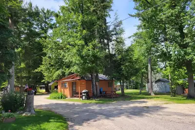 Image de Cabane en rondins de 100 ans sur la rivière Autrain près des rochers représentés et du lac Supérieur