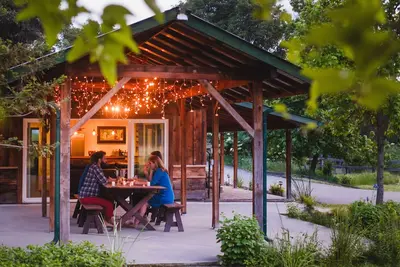 Image de Maison sur la rivière, près du parc national de Yosemite