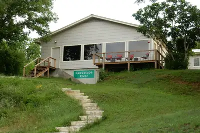 Image de River Front Home Pres De Kerrville, Hot Tub, Tubes, Floats Inclus