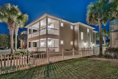 Image de Magnifique 6 chambres, cour avec piscine, Guest House et service de plage gratuit!