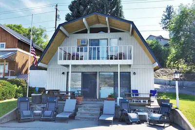 Image de La grange au lac; Waterfront Home dans le \"Golden Mile\" de Chelan!