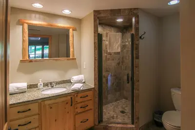 Image de Chalet Crystal Mountain - 6 Chambre - 3 Bath Log Cabin