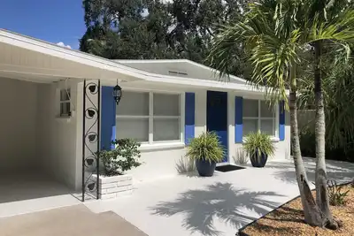 Image de Situé au centre, près du centre-ville de Sarasota, Récemment rénové, Tropical