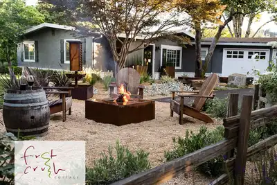 Image de Modern Wine Country Cottage à Healdsburg historique, Premiere Location