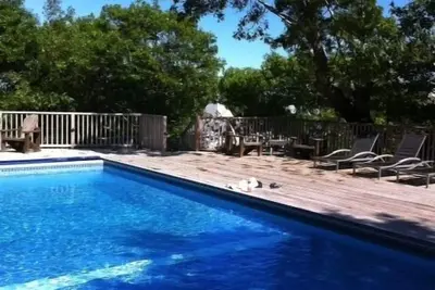 2 Bed East End Condo avec assn. Pool w / Great Deck & Private Patio pour l'unité 7! !