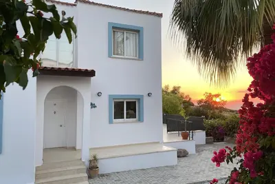 Image de Villa de luxe avec fantastiques vue mer et montagne. Grande piscine privée et Wifi