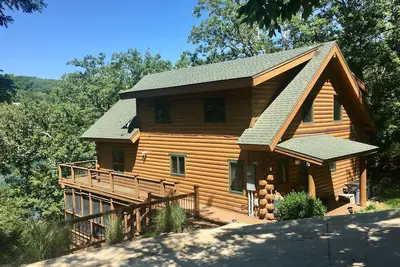 Image de Edgewater Lodge - Luxury Waterfront 4br Log Cabin sur Beaver Lake Cove isolée!