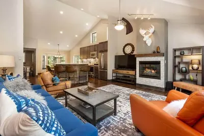 Image de Mtn Modern End Unit Home: Marchez jusqu'aux ascenseurs! Spa privé, garage et terrasse, 3 très grands lits!