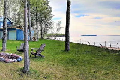 Image de Lake Superior Lodge w / Private Lakefront grande terrasse, vue sur l'île, des roches sur la photo
