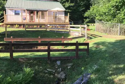 Image de Cozy Mountain Cabin et Grange s'éloignent