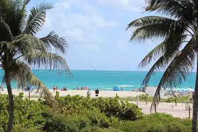 Image de * Récemment rénové * Luxury Beachfront / Ocean Views / Great Pool / Walk to Attractions