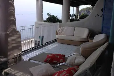 Image de maison avec vue panoramique à quelques mètres de la mer