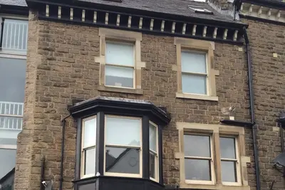 Image de Un appartement au premier étage sur trois étages, situé au centre de la ville thermale