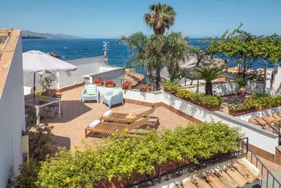 Image de Maison récemment rénovée sur la mer - Maison juste restaurée sur la mer