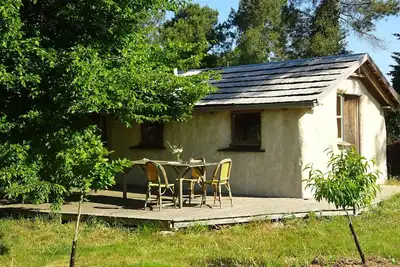 Image de maisonnette isolée en botte de paille